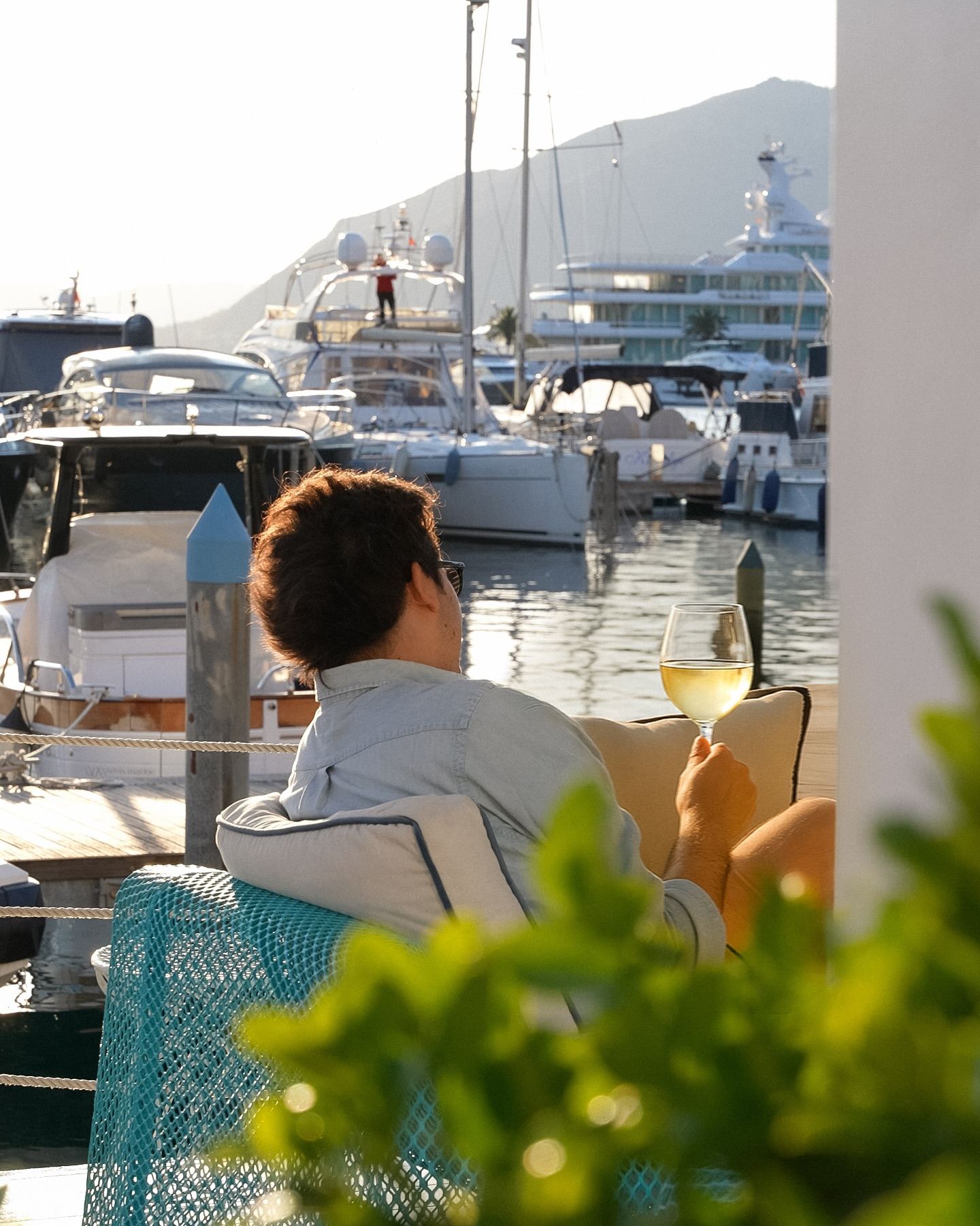 Gost sa čašom vina na terasi Al Posto Giusto, pogled na marinu Porto Montenegro u Tivtu