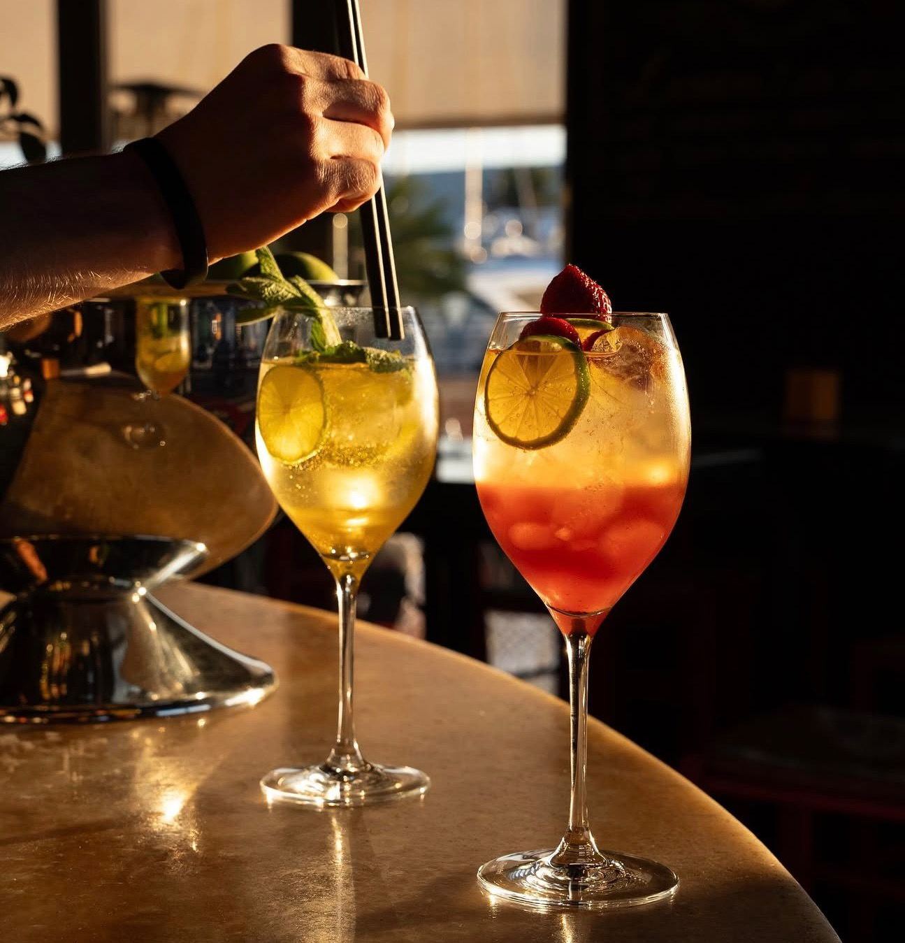 Kokteli na mesinganom stolu u Al Posto Giusto u Tivtu, barman dodaje slamku