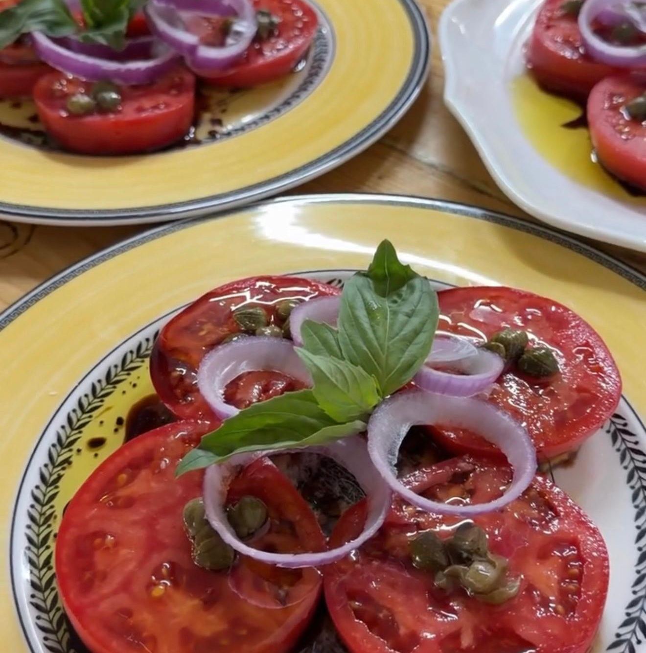Salata od paradajza s crvenim lukom, kaparima i bosiljkom, Malo Ribarsko Selo na Vračaru