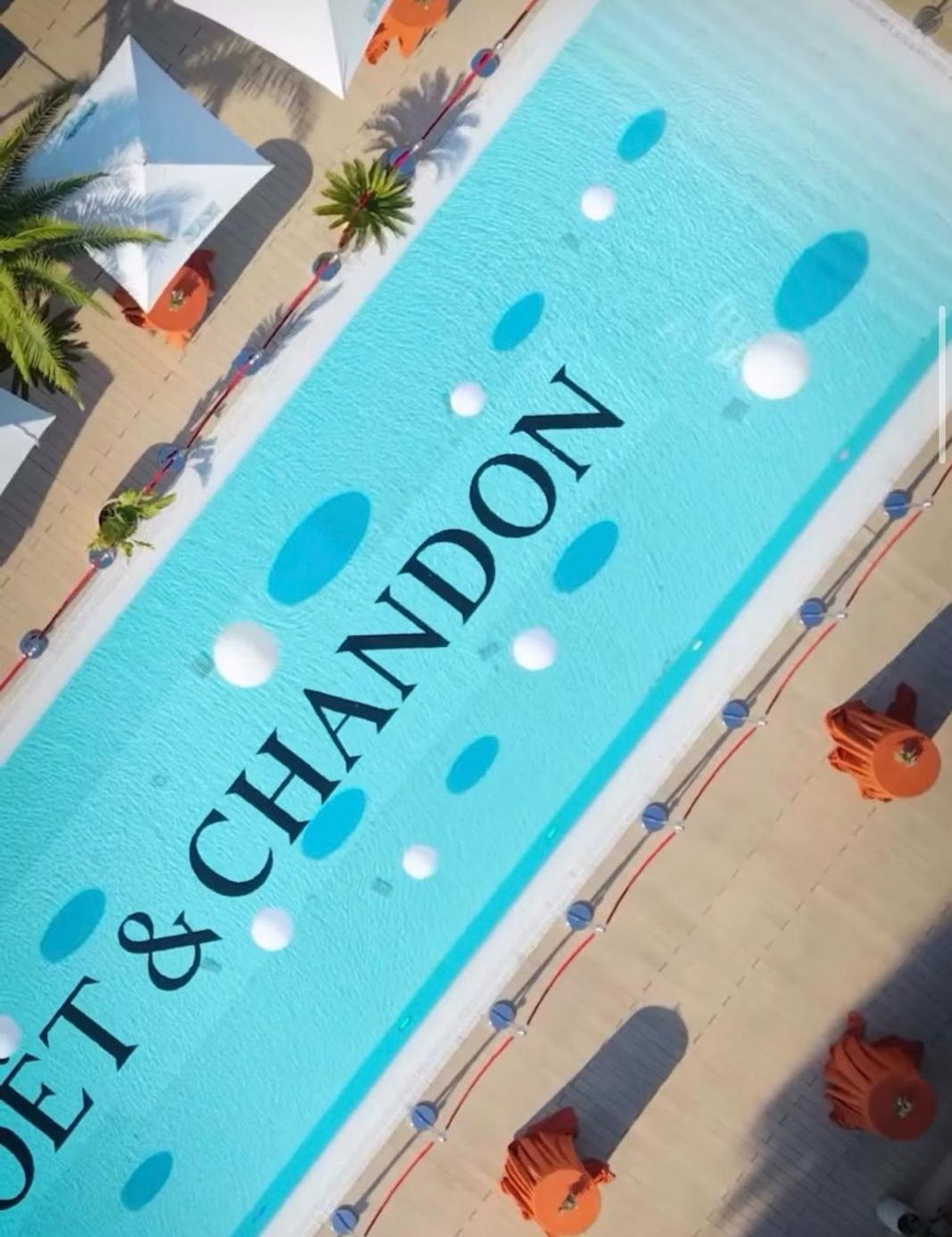 Bazen Monte Palm Beach u Tivtu odozgo, ležaljke i suncobrani oko vode