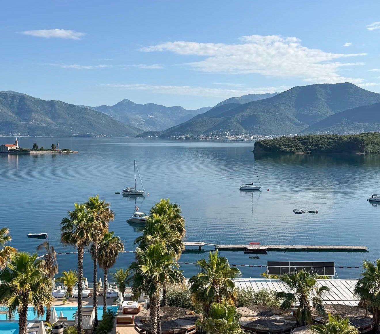 Monte Palm Beach odozgo: bazen, palme i suncobrani nad Tivatskim zalivom, jedrilice na vodi