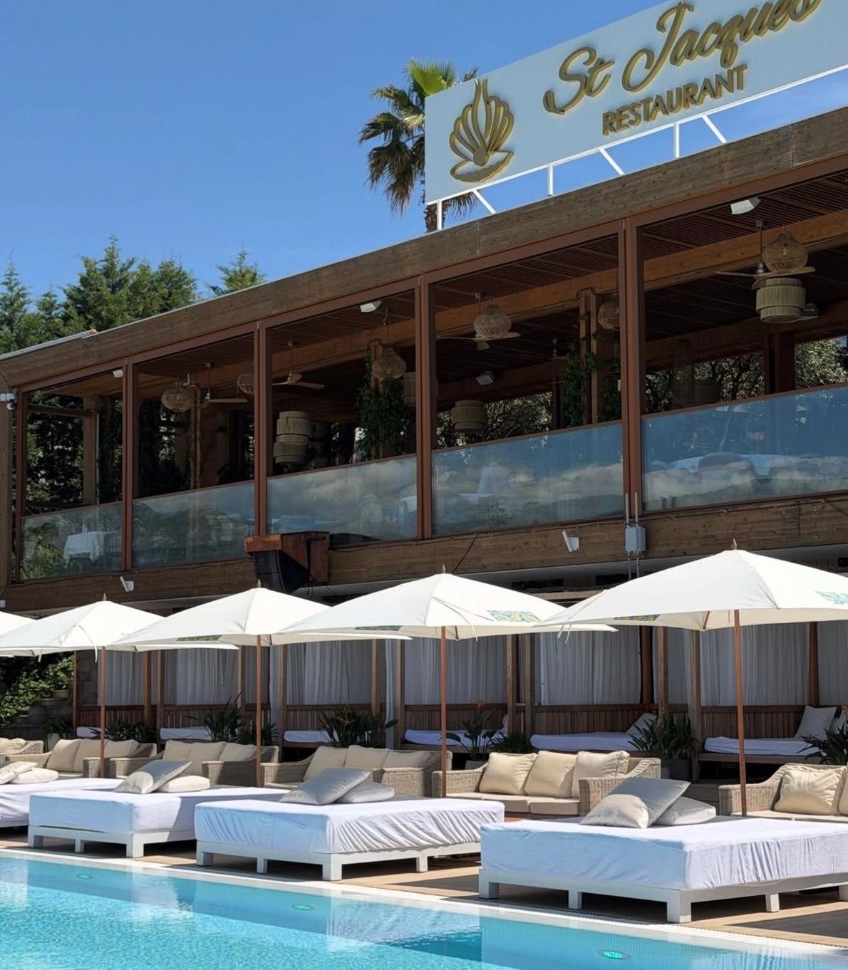 Restoran St. Jacques u sklopu Monte Palm Beach u Tivtu, iznad bazena i bijelih ležaljki
