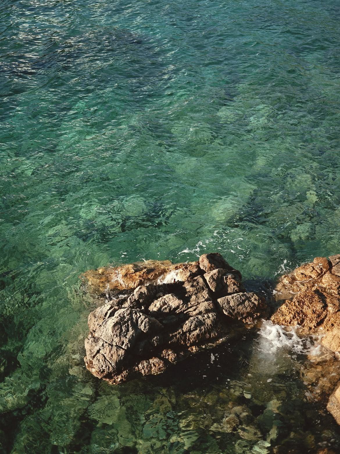 Kristalno bistro more nad stijenama ispred Ribarskog Sela na Luštici