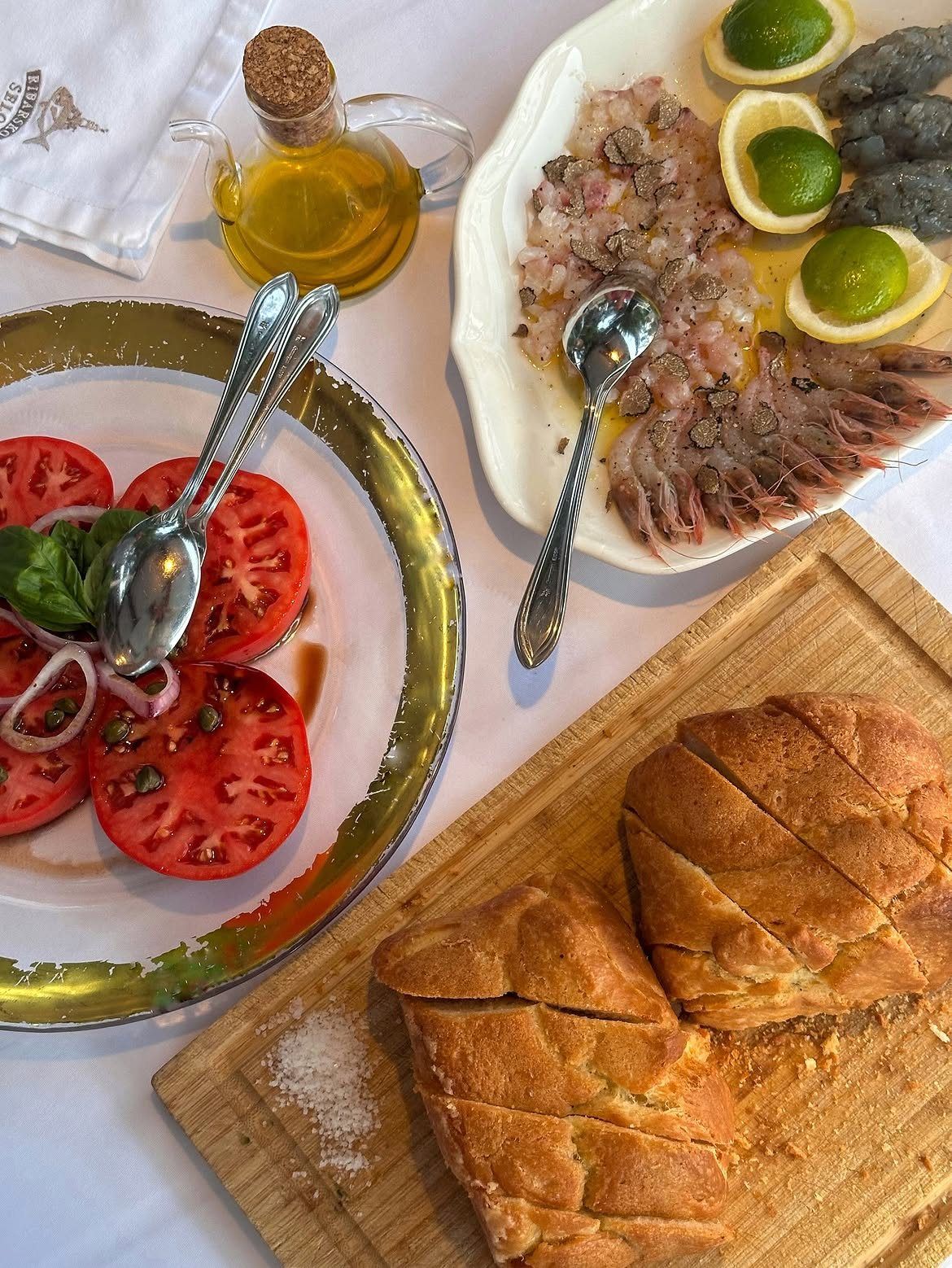 Trpeza Ribarskog Sela na Luštici: salata od paradajza, sirovi gambori, maslinovo ulje i domaći hljeb